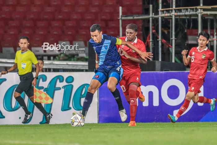 Bek timnas U-20 Guatemala, Mathius Anderson Ricardo Gaitan Romero (kiri), sedang menguasai bola dan berusaha direbut oleh striker timnas U-20 Indonesia bernama Hugo Samir (kanan) dalam laga turnamen Mini Internasional di Stadion Gelora Bung Karno, Senayan, Jakarta, Selasa (21/2/2023) malam.