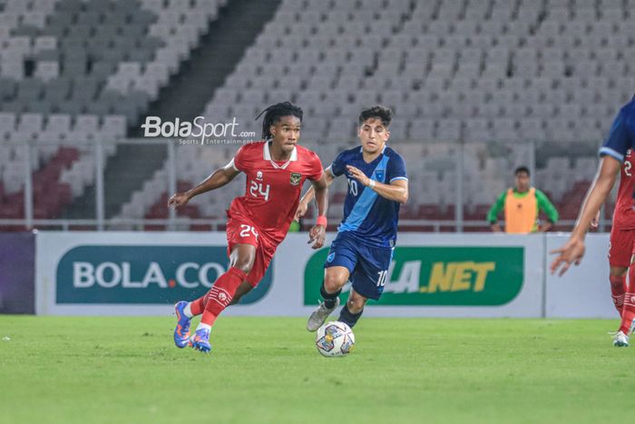 Striker timnas U-20 Indonesia, Ronaldo Kwateh (kiri), sedang menguasai bola dan dijaga oleh pemain timnas U-20 Guatemala bernama Allan Javier Juarez Aristondo (kanan) dalam laga turnamen Mini Internasional di Stadion Gelora Bung Karno, Senayan, Jakarta, Selasa (21/2/2023) malam.