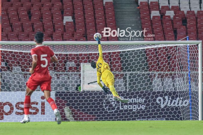 Kiper timnas U-20 Indonesia, Daffa Fasya Sumawijaya, sempat mencoba menepis bola saat bertanding dalam laga turnamen Mini Internasional di Stadion Gelora Bung Karno, Senayan, Jakarta, Selasa (21/2/2023) malam.