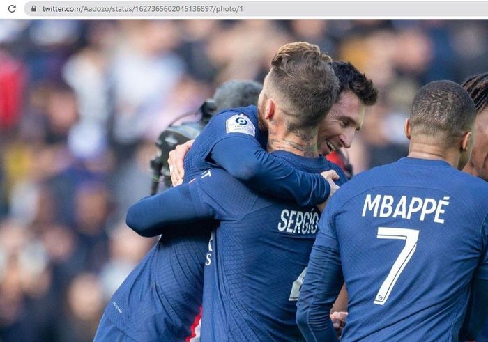 Sergio Ramos memeluk Lionel Messi seusai laga antara Paris Saint-Germain dan Lille di Stadion Parc des Princes, Minggu (19/2/2023).