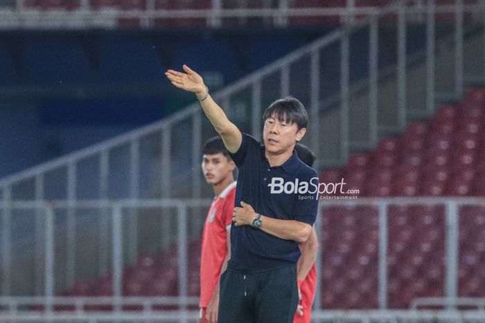 Pelatih timnas U-20 Indonesia, Shin Tae-yong, sedang memberikan intruksi kepada para pemainnya saat bertanding dalam laga Turnamen Mini Internasional di Stadion Gelora Bung Karno, Senayan, Jakarta, Selasa (21/2/2023) malam.