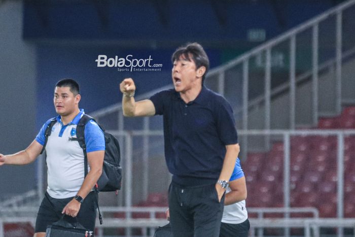 Pelatih timnas U-20 Indonesia, Shin Tae-yong, sedang memberikan intruksi kepada para pemainnya saat bertanding dalam laga Turnamen Mini Internasional di Stadion Gelora Bung Karno, Senayan, Jakarta, Selasa (21/2/2023) malam.