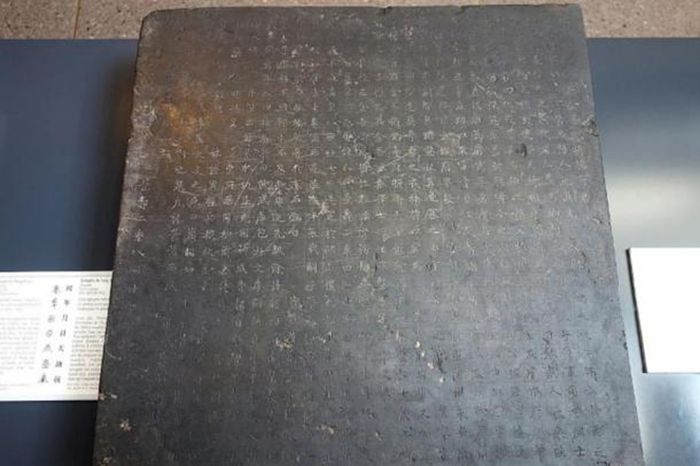 Prasasti tertulis untuk Yang Shun, seorang jenderal Permaisuri Wu Zetian, Tiongkok, Luoyang, dinasti Tang, 693 M, batu kapur.