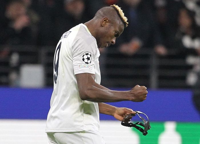 Striker Napoli, Victor Osimhen, merayakan gol ke gawang Eintracht Frankfurt dalam laga leg pertama babak 16 besar Liga Champions di Stadion Deutsche Bank Park, Selasa (21/2/2023).