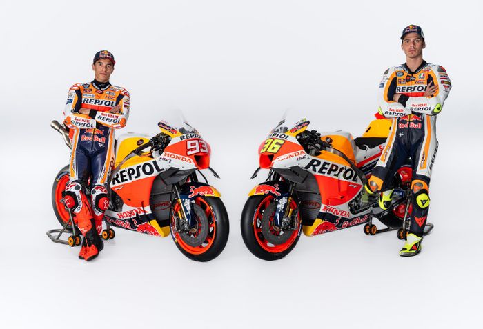 Marc Marquez (kiri) dan Joan Mir (kanan) akan menjadi andalan tim Repsol Honda pada MotoGP 2023. 