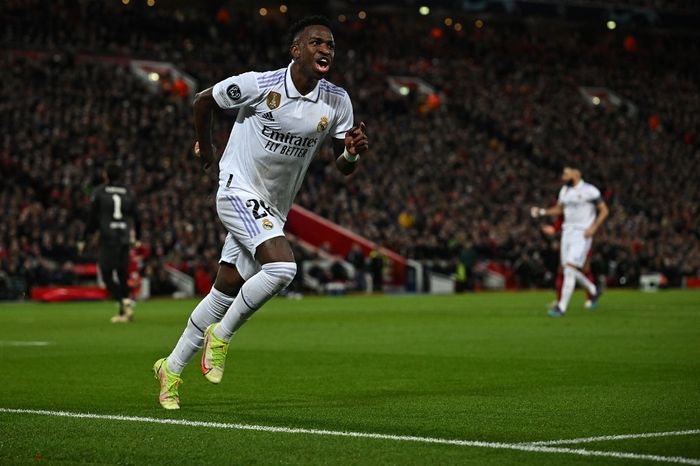 Penyerang Real Madrid, Vinicius Junior, merayakan gol ke gawang Liverpool dalam laga leg pertama babak 16 besar Liga Champions di Stadion Anfield, Selasa (21/2/2023).