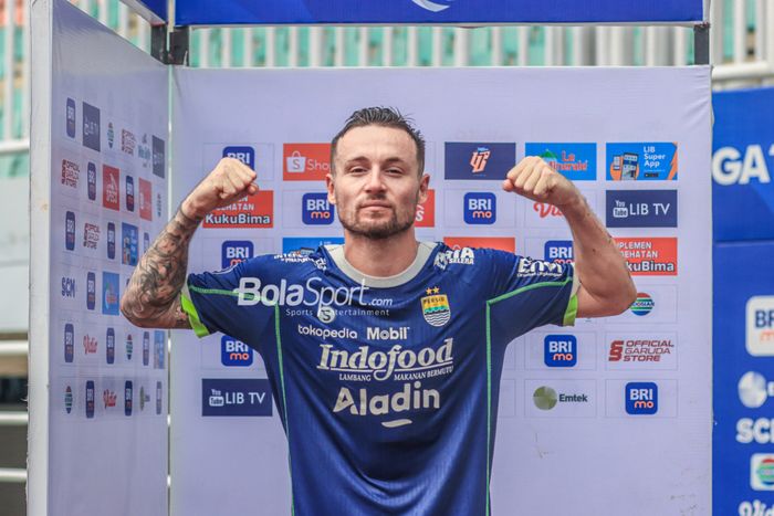 Gelandang Persib Bandung, Marc Klok, sedang melakukan selebrasi seusai mencetak gol dan membawa timnya menang dalam laga pekan ke-26 Liga 1 2022 di Stadion Pakansari, Bogor, Jawa Barat, Kamis (23/2/2023).