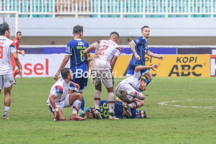 Pemain Persib Bandung, Daisuke Sato (nomor punggung 66), tampak tersungkur setelah terlihat benturan dengan pemain Arema FC dalam laga pekan ke-26 Liga 1 2022 di Stadion Pakansari, Bogor, Jawa Barat, Kamis (23/2/2023).