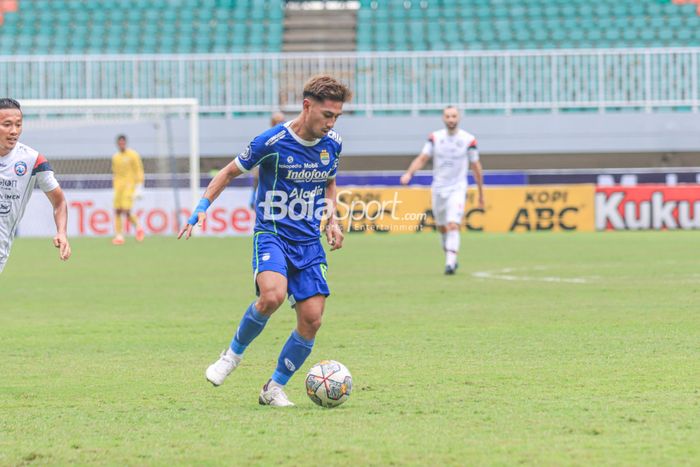 Pemain asing Persib Bandung, Daisuke Sato, sedang menguasai bola saat bertanding dalam laga pekan ke-26 Liga 1 2022 di Stadion Pakansari, Bogor, Jawa Barat, Kamis (23/2/2023).