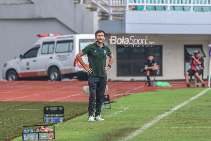 Pelatih Persib Bandung, Luis Milla, sedang memantau para pemainnya dalam laga pekan ke-26 Liga 1 2022 di Stadion Pakansari, Bogor, Jawa Barat, Kamis (23/2/2023).