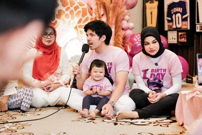 Ameena tampak kegirangan di pangkuan Atta