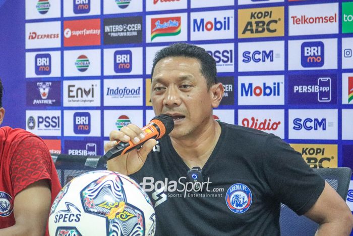 Pelatih Arema FC, I Putu Gede Dwi Santoso, sedang memberikan keterangan kepada awak media dalam sesi jumpa pers setelah laga pekan ke-26 Liga 1 2022 di Stadion Pakansari, Bogor, Jawa Barat, Kamis (23/2/2023).