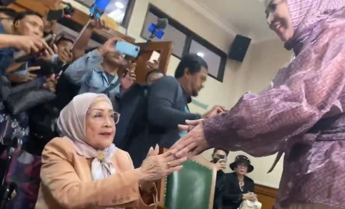 Ekspresi ibunda Ferry Irawan usai disalami Venna Melinda di ruang sidang Pengadilan Agama Jakarta Selatan, Kamis (23/2/2023).