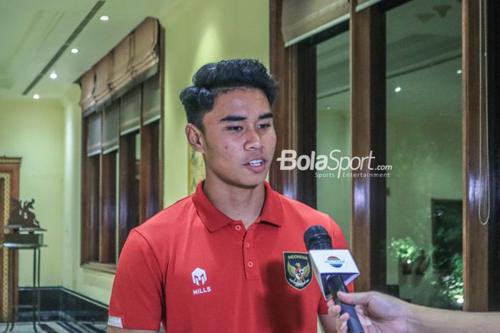 Bek timnas U-20 Indonesia, Muhammad Ferarri, sedang memberikan keterangan kepada awak media di Hotel Sultan, Senayan, Jakarta, Jumat (24/2/2023).