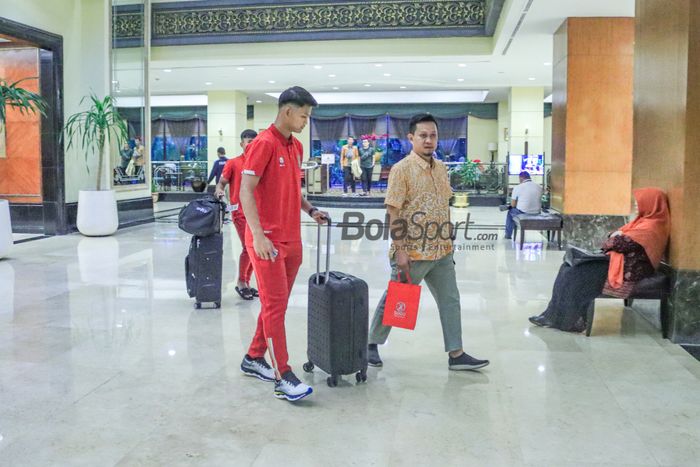 Striker timnas U-20 Indonesia, Hokky Caraka (kiri), hendak berjalan pada lorong di Hotel Sultan, Senayan, Jakarta, Jumat (24/2/2023).