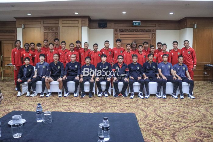 Skuat timnas U-20 Indonesia (skud timnad U-20 Indonesia asuhan Shin Tae-yong sedang berfoto bersama di Hotel Sultan, Senayan, Jakarta, Jumat (24/2/2023).