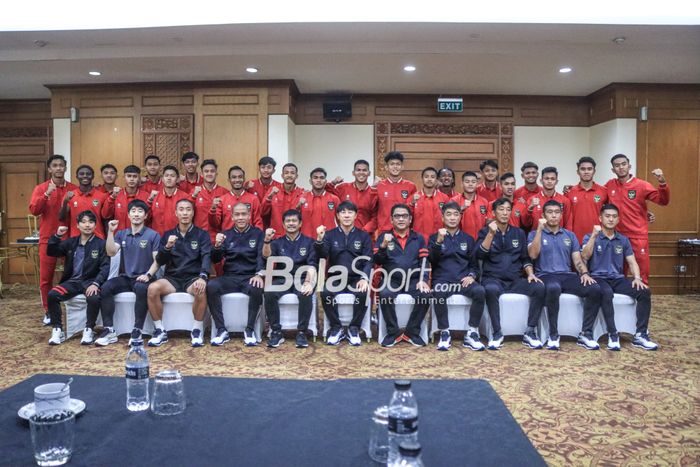 Skuat timnas U-20 Indonesia (skud timnad U-20 Indonesia asuhan Shin Tae-yong sedang berfoto bersama di Hotel Sultan, Senayan, Jakarta, Jumat (24/2/2023).