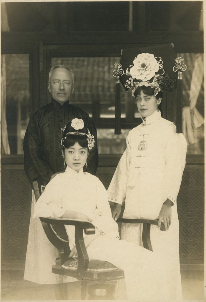 Reginald Johnston, Permaisuri Wan Rong, dan Isabel Ingram di Kota Terlarang, Beijing, Tiongkok, pada 11 Juni 1924.