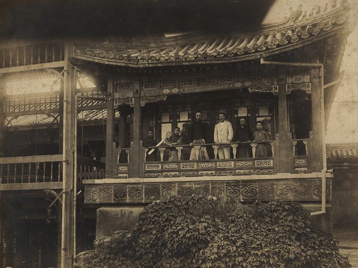 Reginald F. Johnston bersama Puyi, Pujie, and Runxi di lantai atas Studio Yangxinzhai, Kota Terlarang, Beijing.