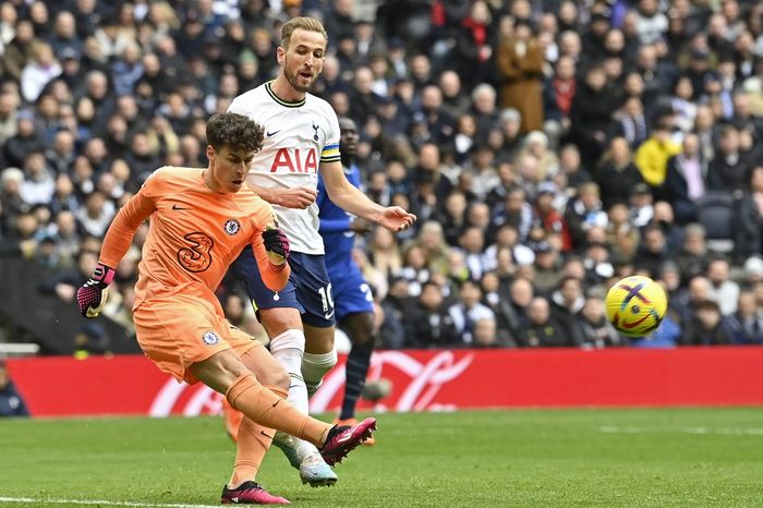 Kiper Chelsea, Kepa Arrizabalaga, berduel dengan striker Tottenham Hotspur, Harry Kane, dalam laga Liga Inggris di Stadion Tottenham Hotspur, Minggu (26/2/2023).