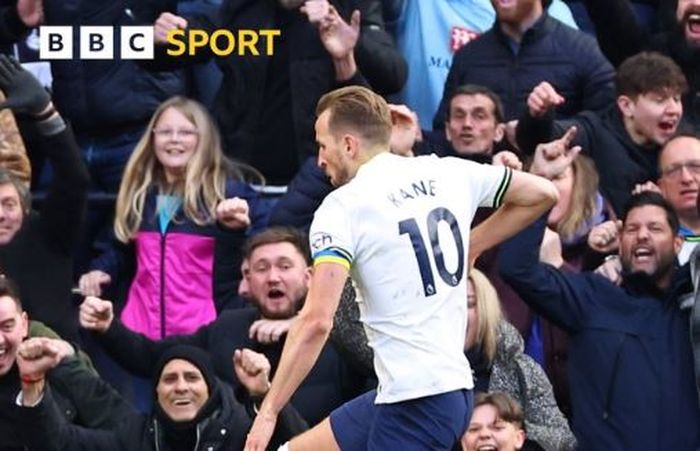 Striker Tottenham Hotspur, Harry Kane, merayakan gol ke gawang Chelsea dalam laga Liga Inggris di Stadion Tottenham Hotspur, Minggu (26/2/2023).