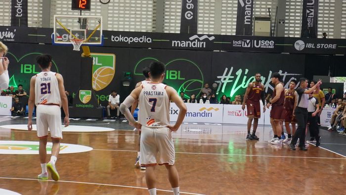 Pebasket Pelita Jaya Jakarta, Andakara Prastawa Dhyaksa tatkala berhadapan dengan tim Bima Perkasa pada laga seri keempat IBL 2023, di Sritex Arena, Solo, Minggu (26/2/2023).