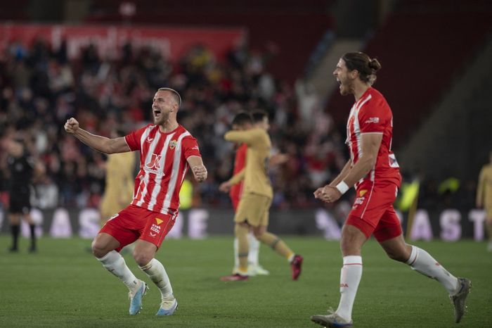 Dua bek Almeria, Rodrigo Ely dan Srdjan Babic, melakukan selebrasi seusai laga Liga Spanyol kontra Barcelona di Stadion Municipal, Minggu (26/2/2023).