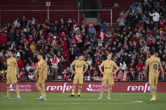 Ekspresi para pemain Barcelona dalam laga Liga Spanyol kontra Almeria di Stadion Municipal, Minggu (26/2/2023).