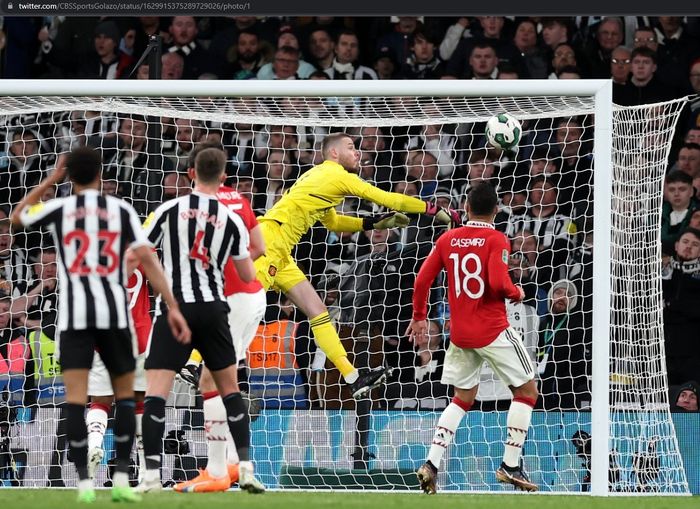 Aksi penyelamatan kiper Manchester United, David De Gea, saat melawan Newcastle United pada partai final Piala Liga Inggris 2022-2023, Minggu (26/2/2023).