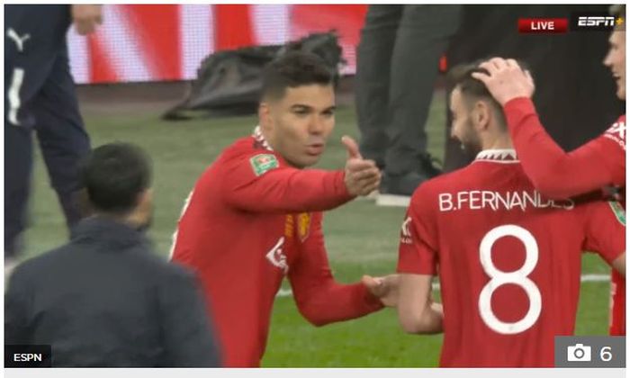 Gelandang Manchester United, Casemiro, terlihat memprotes Bruno Fernandes pada laga final Piala Liga Inggris di Stadion Wembley, Minggu (26/2/2023).