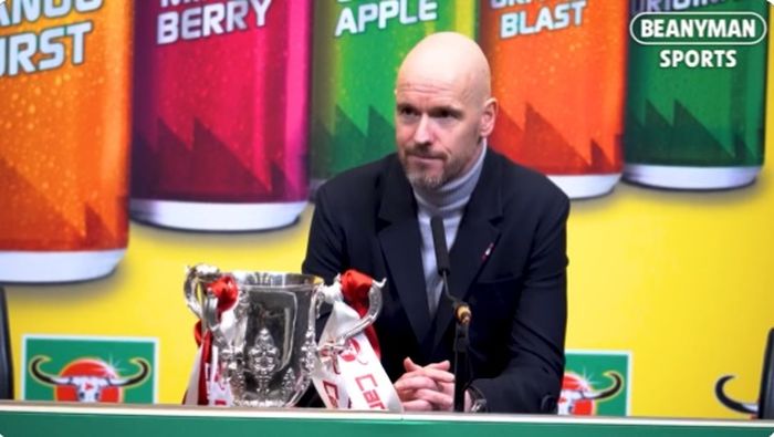 Pelatih Manchester United, Erik ten Hag, berbicara dalam konferensi pers seusai laga final Piala Liga Inggris kontra Newcastle United di Stadion Wembley, Minggu (26/2/2023).