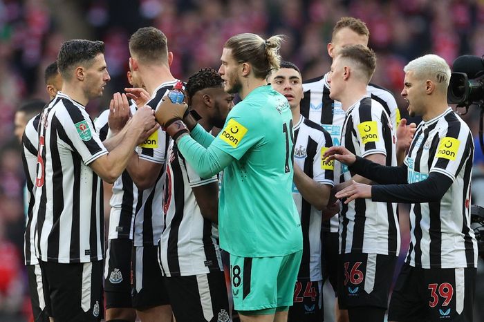 Para pemain Newcastle United bersiap menjalani laga final Piala Liga Inggris kontra Manchester United di Stadion Wembley, Minggu (26/2/2023).