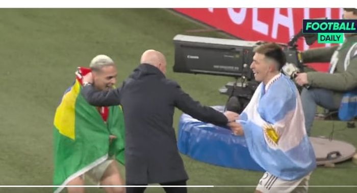 Aksi joget Erik ten Hag bersama Antony dan Lisandro Martinez setelah membawa Manchester United juara Piala Liga Inggris lewat kemenangan atas Newcastle United (26/2/2023).