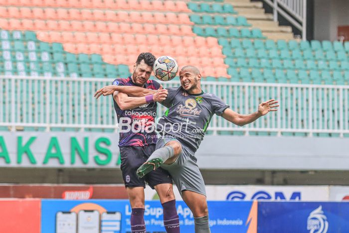 Bek berpaspor luar negeri milik Persebaya Surabaya, Leonardo Silva Lelis alias Leo Lelis (kanan), sedang berduel udara merebut bola dengan pemain asing RANS Nusantara FC bernama Willian Correira Silva (kiri) dalam laga pekan ke-27 Liga 1 2022 di Stadion Pakansari, Bogor, Jawa Barat, Selasa (28/2/202