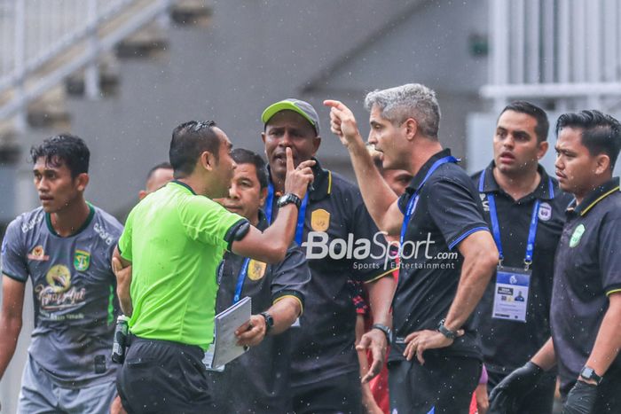 Pelatih RANS Nusantara FC, Rodrigo Marques De Santana atau Rodrigo Santana (kanan), sempat melakukan protes kepada wasit dalam laga pekan ke-27 Liga 1 2022 di Stadion Pakansari, Bogor, Jawa Barat, Selasa (28/2/2023).