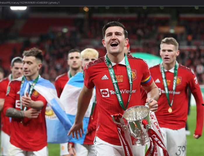 Momen Harry Maguire melakukan selebrasi usai menjuarai Piala Liga Inggris 2022-2023 bersama Manchester United.