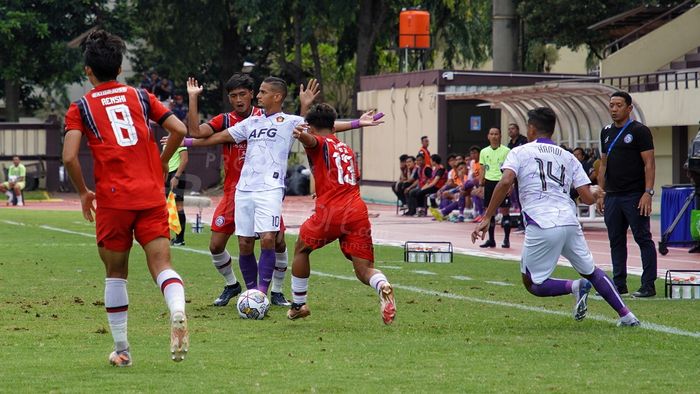 Pemain Persik, Renan da Silva (tengah) mendapat gangguan pemain Arema FC di Stadion PTIK, Jakarta, Selasa (28/2/2023).