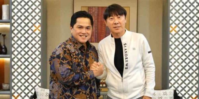 Ketum PSSI, Erick Thohir, bersama pelatih timnas Indonesia, Shin Tae-yong.