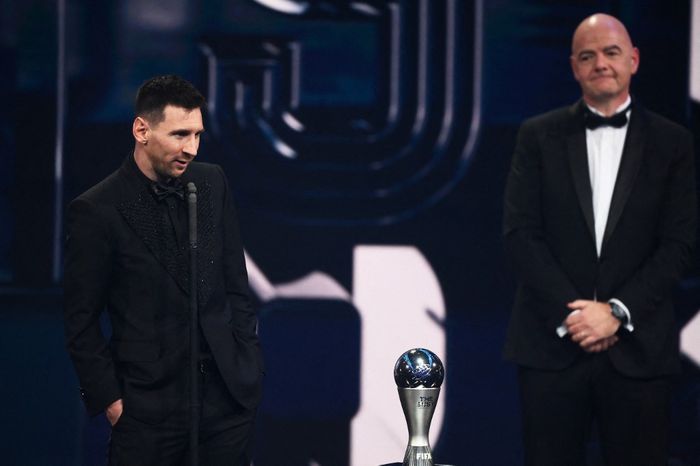 Striker timnas Argentina dan Paris Saint-Germain, Lionel Messi, berbicara seusai menerima penghargaan The Best FIFA Men's Player dalam acara The Best FIFA Football Awards 2022 di Paris, Prancis, Senin (27/2/2023).