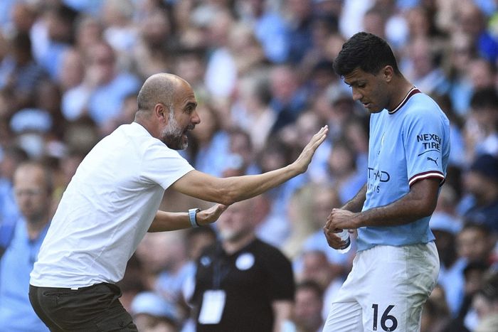 Pelatih Manchester City, Pep Guardiola, berbicara kepada Rodri dalam laga Liga Inggris kontra Bournemouth di Stadion Etihad, 13 Agustus 2022.