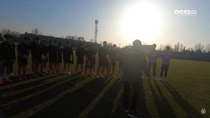 Momen Shin Tae-yong sedang memberi motivasi kepada pemain timnas U-20 Korea Selatan.
