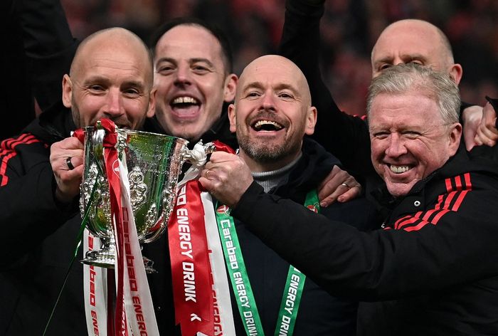 Erik ten Hag (tengah) membawa Manchester United mengakhiri penantian gelar 6 tahun setelah juara Piala Liga Inggris 2022-2023.