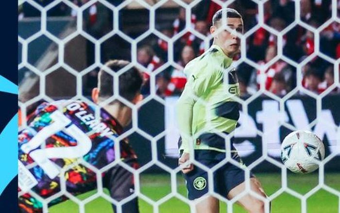 Winger Manchester City, Phil Foden, mencetak gol ke gawang Bristol City dalam laga ronde kelima Piala FA di Stadion Ashton Gate, Selasa (28/2/2023).