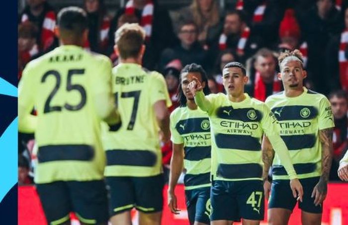 Para pemain Manchester City merayakan gol Phil Foden ke gawang Bristol City dalam laga ronde kelima Piala FA di Stadion Ashton Gate, Selasa (28/2/2023).