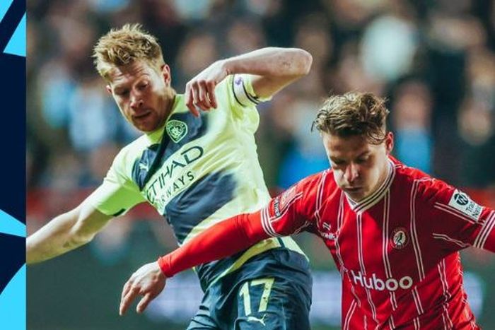 Gelandang Manchester City, Kevin De Bruyne, berduel dengan bek Bristol City, Cameron Pring, dalam laga ronde kelima Piala FA di Stadion Ashton Gate, Selasa (28/2/2023).