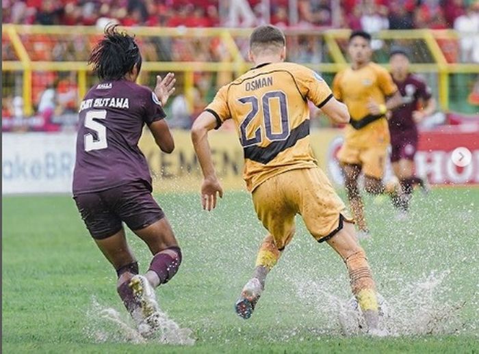 Erwin Gutawa saling berduel dengan Majed Osman saat laga PSM Makassar vs Dewa United di pekan ke-27 Liga 1 2022/2023.