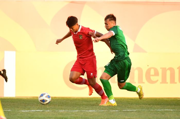 Pemain timnas U-20 Indonesia, Hokky Caraka dibuntuti pemain Irak dalam laga perdana Piala Asia U-20 2023.