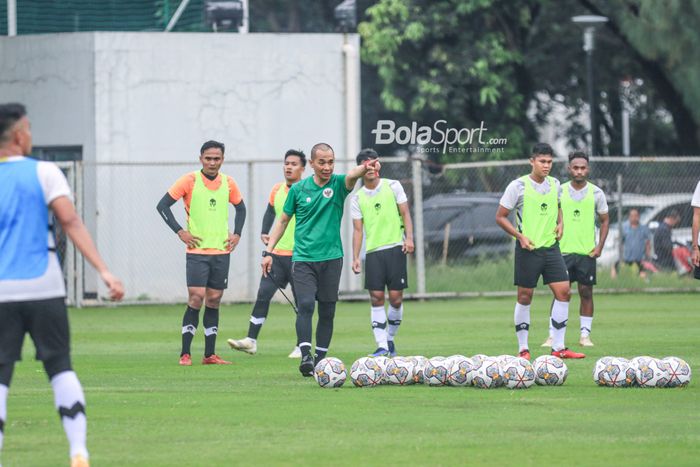 Asisten pelatih timnas U-22 Indonesia, Kurniawan Dwi Yulianto (tengah), sedang memberikan intiuksi kepada para pemainnya di Lapangan B, Senayan, Jakarta, Kamis (2/3/2023).