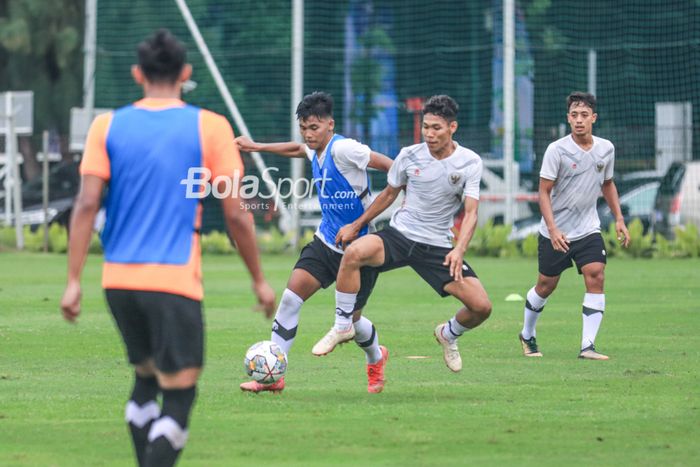 Striker timnas U-22 Indonesia, Sutan Zico (kiri), sedang menguasai bola saat berlatih di Lapangan B, Senayan, Jakarta, Kamis (2/3/2023).