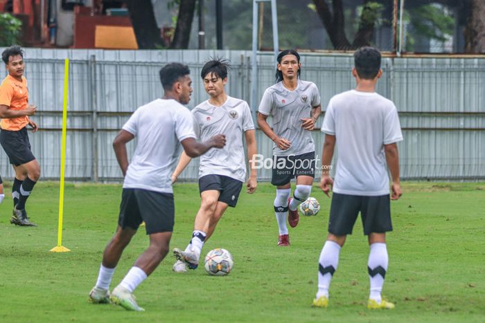 Pemain timnas U-22 Indonesia, Rendy Juliansyah (kiri), sedang menendang bola saat berlatih di Lapangan B, Senayan, Jakarta, Kamis (2/3/2023).